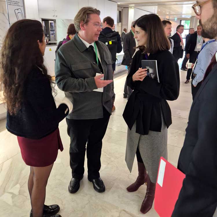 Carl Hernandez échange avec Clara Chappaz lors de la Journée souveraineté numérique à Bercy