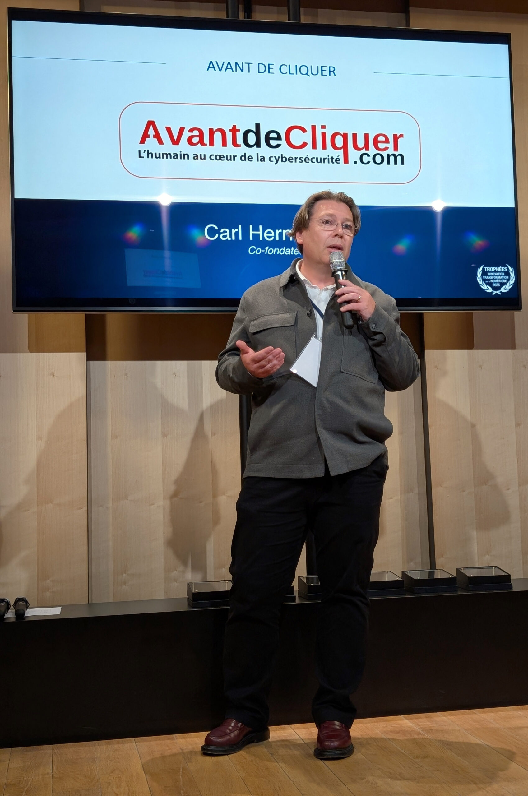 Carl Hernandez reçoit un trophée pour Avant de Cliquer aux Trophées 2025