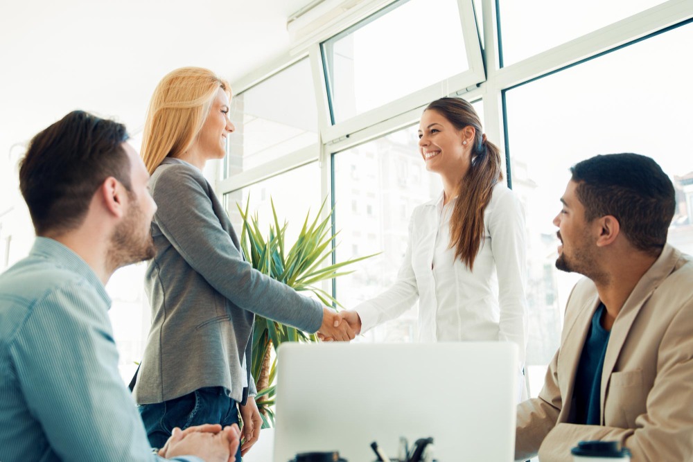 Partenariat de confiance illustrant l’engagement de Hucency certifiée ISO 27001