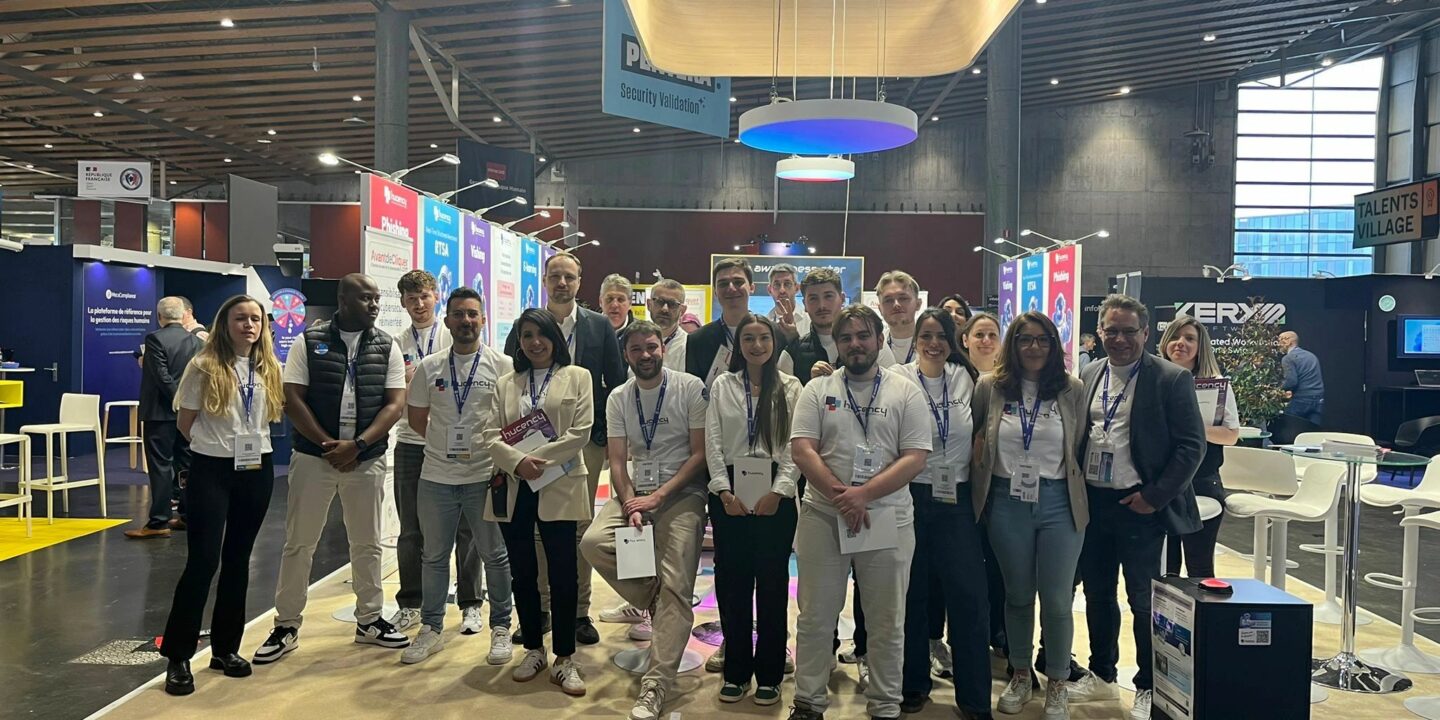 Photo de groupe de l'équipe Hucency au Forum InCyber de Lille, réunie sur le stand pour présenter Thomas le RSSI virtuel et son approche de la cybersécurité centrée sur l'humain.