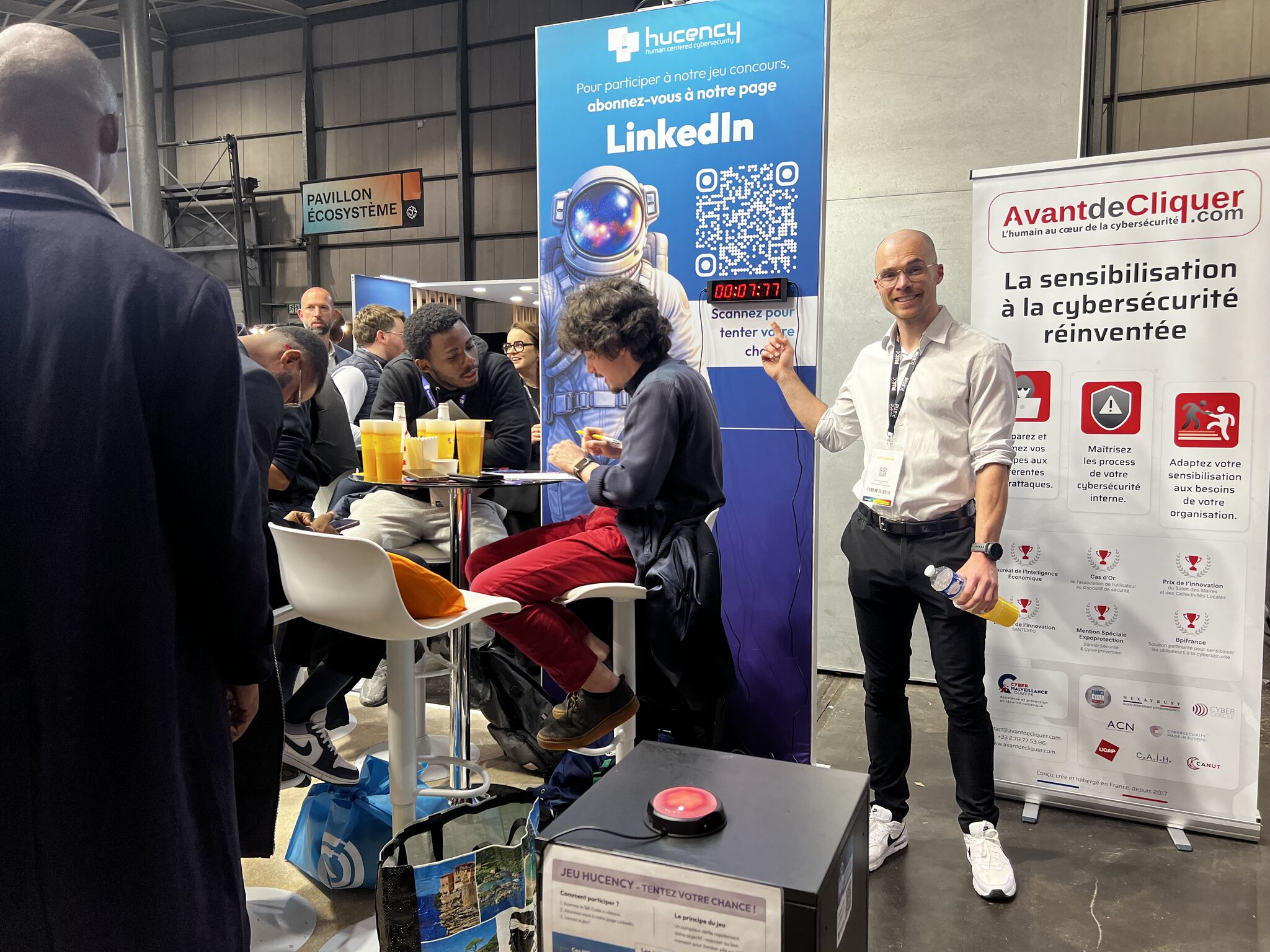 Le Challenge 777 de Hucency : créer une dynamique humaine au Forum InCyber Un gagnant du Challenge 777 sur le stand Hucency au Forum InCyber Lille, affichant le score parfait de 7’’77 sur le chronomètre.